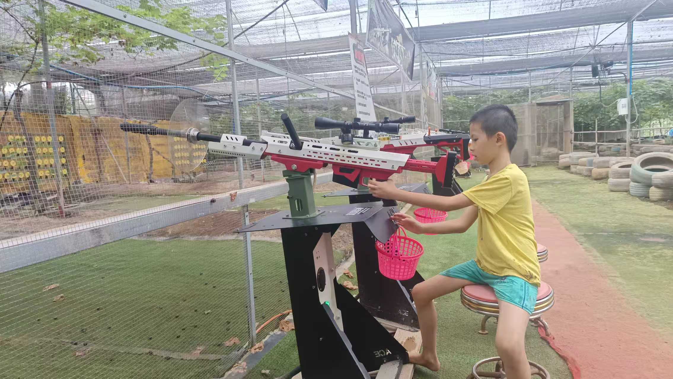 孩子在乐祈农场玩射击游戏