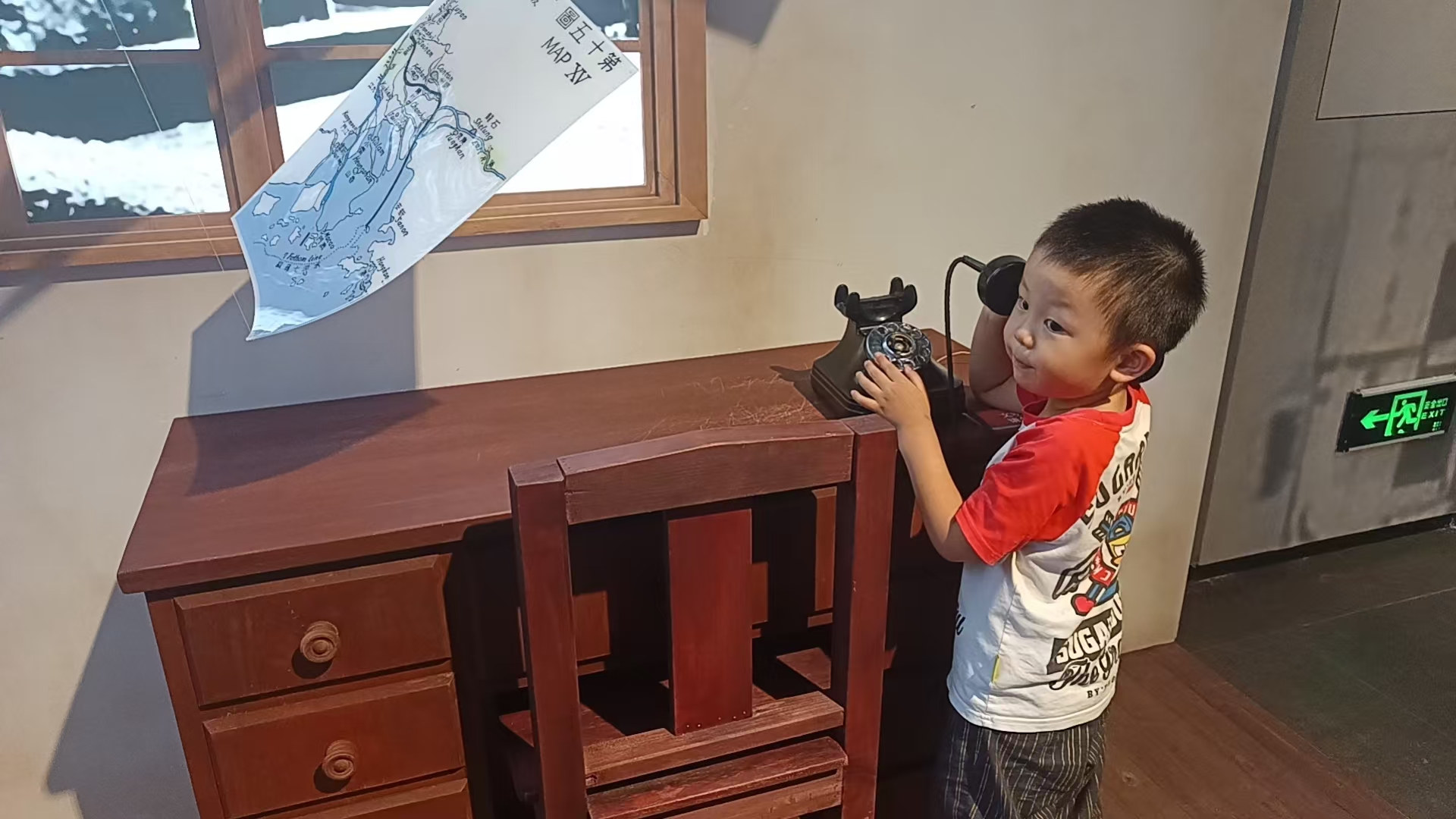 广州海事博物馆小朋友体验复古电话