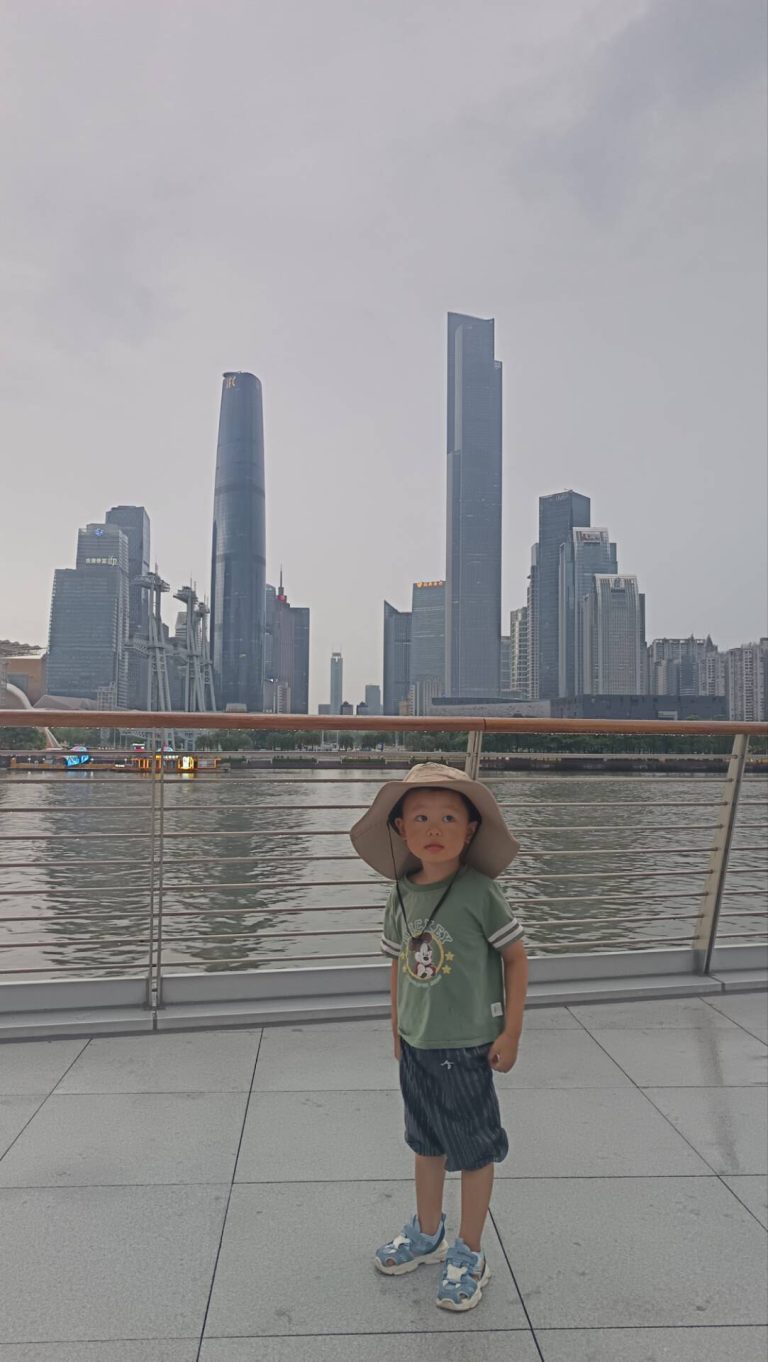 广州珠江边看对岸珠江新城天际线，东塔西塔清晰可见