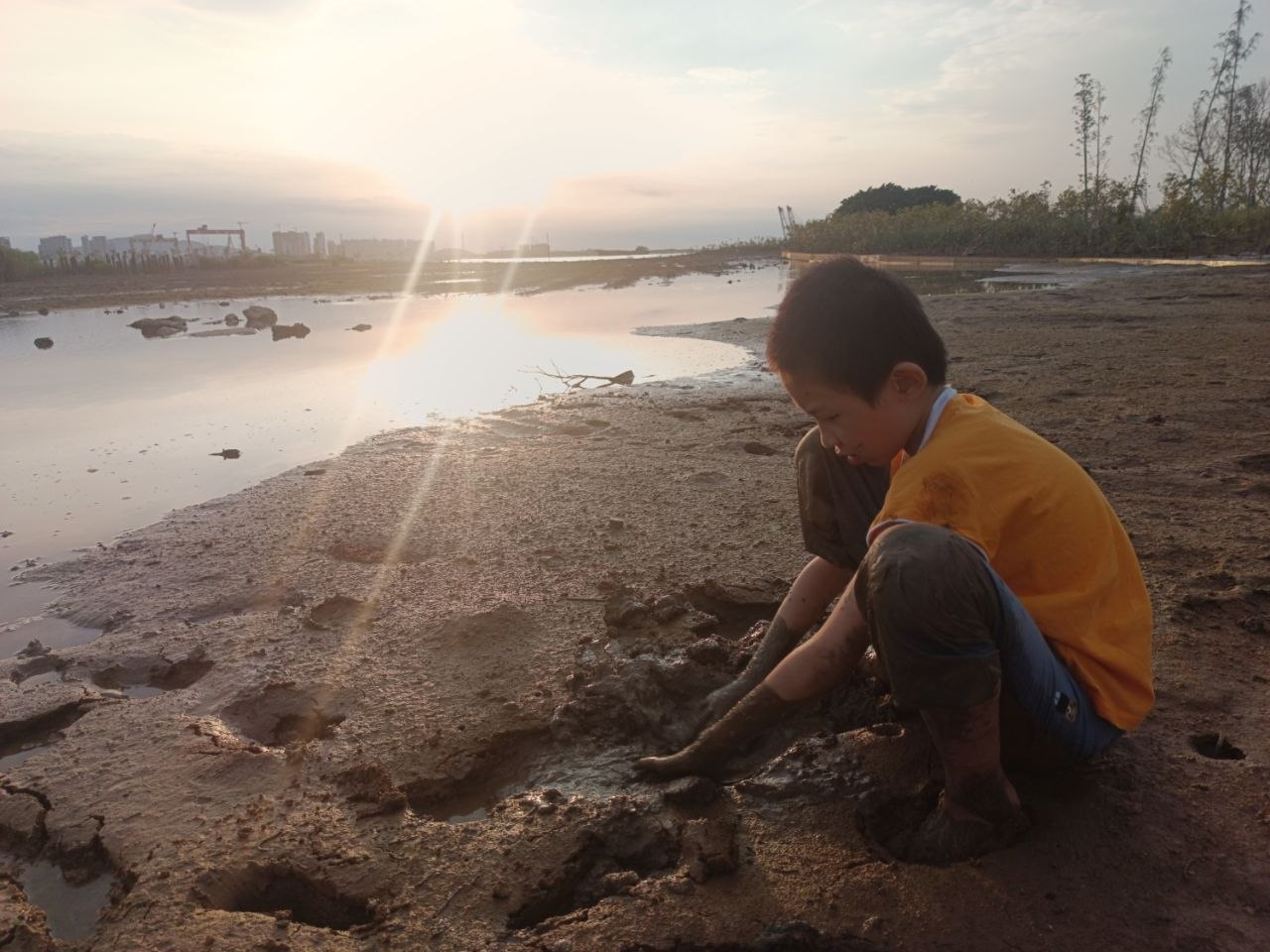 湾上拾光营地孩子玩泥巴