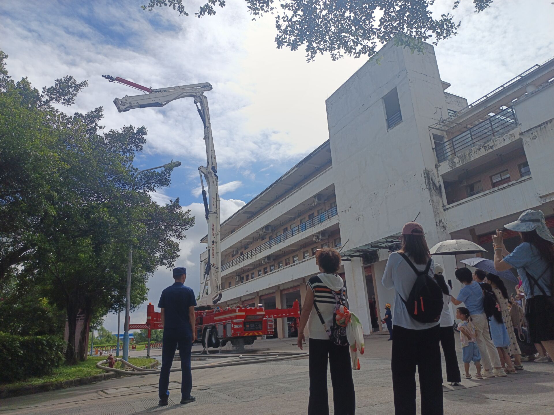 小虎岛消防站云梯车演示:云梯升到高空