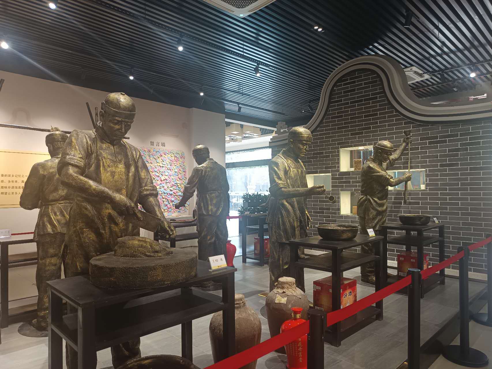 禺山腊味非遗馆青铜雕塑还原传统腊味制作工艺场景